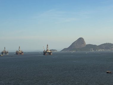 Petrol ve gaz endüstrisi. Brezilya Rio de Janeiro 'daki Sugar Loaf tepesinde sondaj platformu..