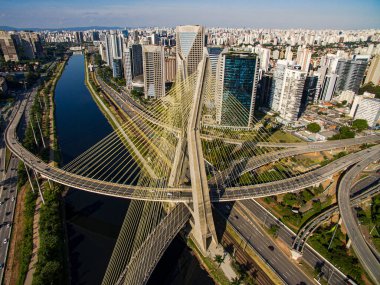 Kablolu TV ile çalışan dünya köprüsü. Sao Paulo şehri, Brezilya, Güney Amerika. 