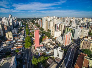 Metropol manzarası yukarıdan. Brezilya 'nın Sao Paulo şehrinin hava manzarası, Güney Amerika. Pacaembu Bulvarı. Elevado Başkanı Joao Goulart aracılığıyla. Perdises ve Barra Funda Mahallesi. 