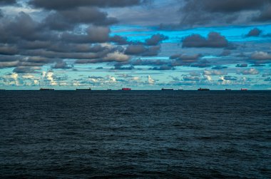 Kargo konteynırı gemileri limana girmek için bekliyor. Açık denizlerde güzel bir manzara.