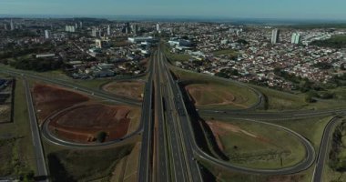 Otoyol altyapısının gelişiminin yüksek açılı hava görüntüsü. Shopping Botucatu 'ya giden yolun inşaatı, öğretmen Joao Hipolito Martins Otoyolu (SP-209) üzerindedir. Botucatu, Sao Paulo, Brezilya. 08-09-2025