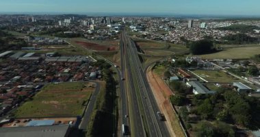 Otoyol altyapısının gelişiminin yüksek açılı hava görüntüsü. Shopping Botucatu 'ya giden yolun inşaatı, öğretmen Joao Hipolito Martins Otoyolu (SP-209) üzerindedir. Botucatu, Sao Paulo, Brezilya. 08-09-2025