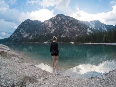 Braies Gölü Lago inanılmaz manzarasına karşı gölde yansıyan Dağları ile kadının..... Dolomites Alpler, İtalya su. GoPro hero 5 hero5 üzerinde ele geçirdi. Yürüyüş seyahat ve macera.
