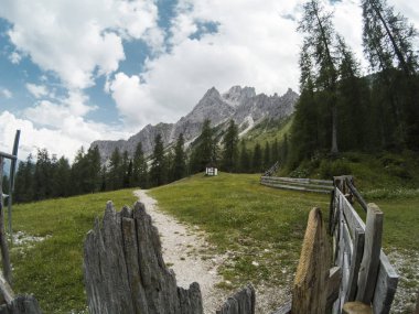 Dolomites bulutlar ve ahşap çitler gree ormandan manzara güzel görünümü. South Tyrol, İtalya, Alp. Eylem Kamera ile çekilen.