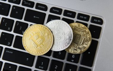 Dizüstü bilgisayar siyah klavyealtın ve gümüş bitcoin sikkeler. Dijital para birimi. Sanal para. Metal bitcoin sikkeleri. Bussiness, ticari, Exchange.