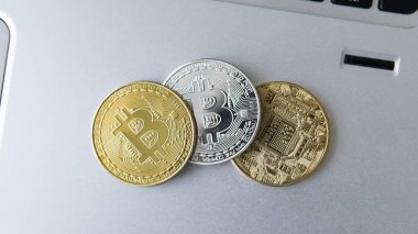 Dizüstü bilgisayarda altın ve gümüş bitcoin sikkeleri. Dijital kripto para birimi. Sanal para. Metal bitcoin sikkeleri. Bussiness, ticari, Exchange.