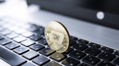 Laptop klavye üzerinde altın çizgi Cryptocurrency. Sanal para. İş, ticaret. Dijital para ve sanal kripto para kavramı. Yatırım. İş, ticaret. Araştırma üzerinden kar.