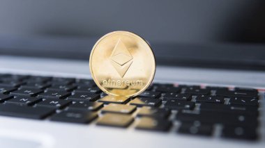Bir dizüstü bilgisayarda altın Ethereum. Siyah dizüstü bilgisayar klavyesindeki kripto para birimi Ethereum. Dijital para ve sanal cryptocurrency kavramı. Yatırım. İş, ticaret. Araştırma üzerinden kar.