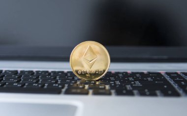 Bir dizüstü bilgisayarda altın Ethereum. Siyah dizüstü bilgisayar klavyesindeki kripto para birimi Ethereum. Dijital para ve sanal cryptocurrency kavramı. Yatırım. İş, ticaret. Araştırma üzerinden kar.