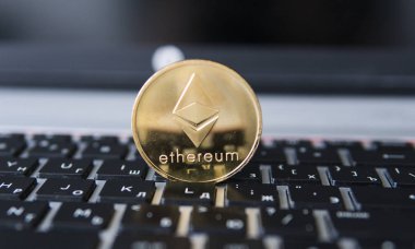 Bir dizüstü bilgisayarda altın Ethereum. Siyah dizüstü bilgisayar klavyesindeki kripto para birimi Ethereum. Dijital para ve sanal cryptocurrency kavramı. Yatırım. İş, ticaret. Araştırma üzerinden kar.