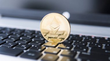 Bir dizüstü bilgisayarda altın Ethereum. Siyah dizüstü bilgisayar klavyesindeki kripto para birimi Ethereum. Dijital para ve sanal cryptocurrency kavramı. Yatırım. İş, ticaret. Araştırma üzerinden kar.
