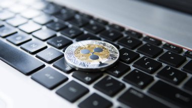 Gümüş altın dalgalanma sikke üzerinde bir dizüstü bilgisayar klavye portre. Blockchain incelemesi. Dijital para ve sanal cryptocurrency kavramı. Kripto para yatırım. Dijital para. Metal paralar. Ticaret, ticari