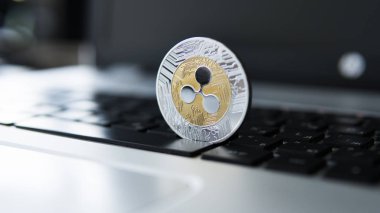 Gümüş altın dalgalanma sikke üzerinde bir dizüstü bilgisayar klavye portre. Blockchain incelemesi. Dijital para ve sanal cryptocurrency kavramı. Kripto para yatırım. Dijital para. Metal paralar. Ticaret, ticari