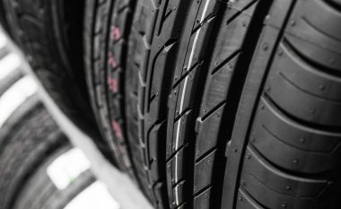 Otomobil lastikleri koruyucusu. Otomobil lastikleri sayısı. Otomatik telefon yeni tekerlek lastik yüzeyi görünümü kapatın. Araba sanayi ticari taşıma transpotration için farklı desen ve tip lastikler.