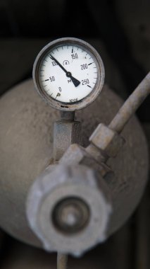 Endüstriyel eski beyaz vintage barometre ile eski kirli gaz silindir.