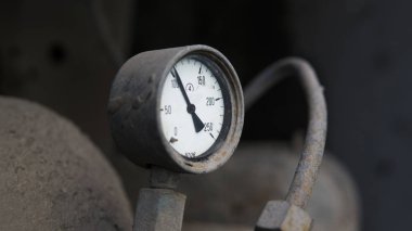 Endüstriyel eski beyaz vintage barometre ile eski kirli gaz silindir.