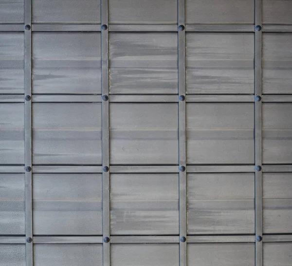 Textura de metal grueso oscuro en una puerta a la luz del día . — Foto de Stock