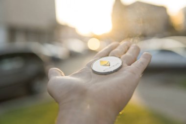 Altın Gümüş Ethereum para el üzerinde günbatımı arka plan bulanık. Bir kripto para birimi sanal para tutan el. İş, ticaret, Döviz, dijital para.