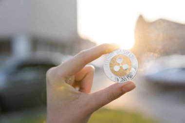 Altın Gümüş dalgalanma sikke elinde günbatımı arka plan bulanık. Bir kripto para birimi sanal para tutan el. İş, ticaret, Döviz, dijital para.