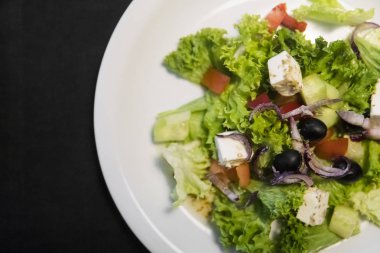 Sezar Salata tavuk fileto ve parmesan peynir, soğan, zeytin, salata ile en iyi görünümü kapatın.