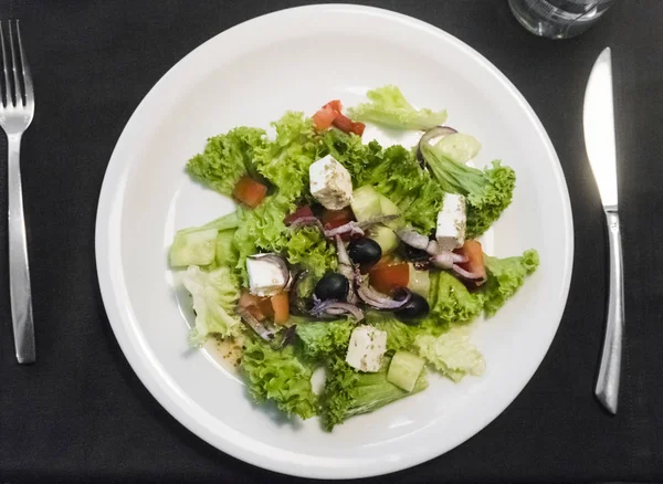 Sezar Salata tavuk fileto ve parmesan peynir, soğan, zeytin, salata ile üzerinde üstten görünüm.