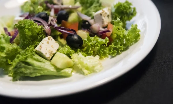 Ensalada César con filete de pollo y queso parmesano, cebolla, aceitunas, ensalada . —  Fotos de Stock