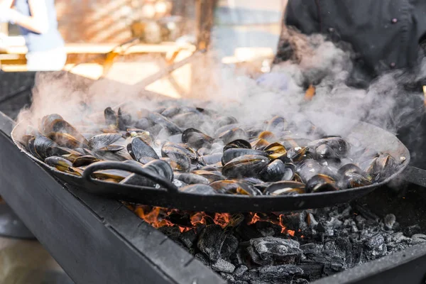 Taze ızgara tava, midye. Deniz açık havada barbekü. Piknik sağlıklı gıda, midye kabukları içinde. Çok geniş metalik pan pişirme midye kabukları.
