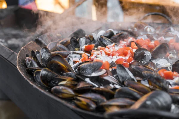 Taze ızgara tava, midye. Deniz açık havada barbekü. Piknik sağlıklı gıda, midye kabukları içinde. Çok geniş metalik pan pişirme midye kabukları.
