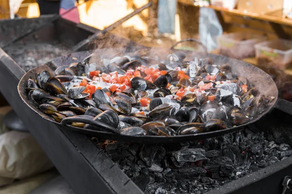 Taze ızgara tava, midye. Deniz açık havada barbekü. Piknik sağlıklı gıda, midye kabukları içinde. Çok geniş metalik pan pişirme midye kabukları.