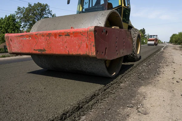 Ciężki walec drgań o nawierzchni asfaltowej, praca na budowie nowej drogi. Naprawy. — Zdjęcie stockowe