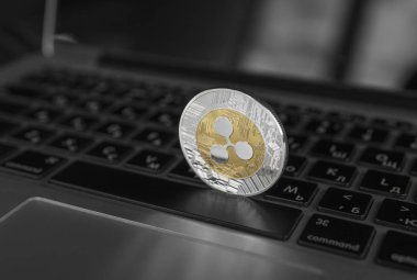 Gümüş altın dalgalanma sikke üzerinde bir dizüstü bilgisayar klavye portre. Blockchain incelemesi. Dijital para ve sanal cryptocurrency kavramı. Kripto para yatırım. Ticaret, ticari.