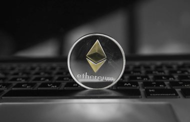 Ethereum para sembol laptop, gelecekteki kavramı finans Döviz Alım, kripto para birimi işareti. Blockchain incelemesi. Dijital para ve sanal cryptocurrency kavramı. Iinvestment. Ticaret, ticari.