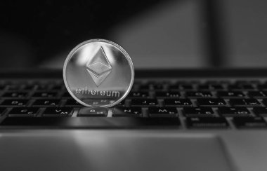 Ethereum para sembol laptop, gelecekteki kavramı finans Döviz Alım, kripto para birimi işareti. Blockchain incelemesi. Dijital para ve sanal cryptocurrency kavramı. Iinvestment. Ticaret, ticari.