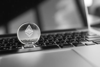 Ethereum para sembol laptop, gelecekteki kavramı finans Döviz Alım, kripto para birimi işareti. Blockchain incelemesi. Dijital para ve sanal cryptocurrency kavramı. Iinvestment. Ticaret, ticari.
