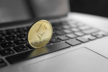 Ethereum para sembol laptop, gelecekteki kavramı finans Döviz Alım, kripto para birimi işareti. Blockchain incelemesi. Dijital para ve sanal cryptocurrency kavramı. Iinvestment. Ticaret, ticari.