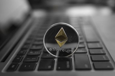 Ethereum para sembol laptop, gelecekteki kavramı finans Döviz Alım, kripto para birimi işareti. Blockchain incelemesi. Dijital para ve sanal cryptocurrency kavramı. Iinvestment. Ticaret, ticari.
