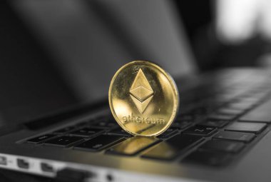 Ethereum para sembol laptop, gelecekteki kavramı finans Döviz Alım, kripto para birimi işareti. Blockchain incelemesi. Dijital para ve sanal cryptocurrency kavramı. Iinvestment. Ticaret, ticari.