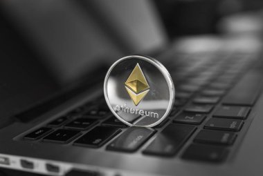 Ethereum para sembol laptop, gelecekteki kavramı finans Döviz Alım, kripto para birimi işareti. Blockchain incelemesi. Dijital para ve sanal cryptocurrency kavramı. Iinvestment. Ticaret, ticari.