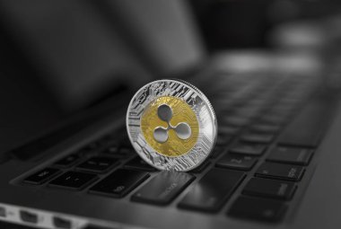Gümüş altın dalgalanma sikke üzerinde bir dizüstü bilgisayar klavye portre. Blockchain incelemesi. Dijital para ve sanal cryptocurrency kavramı. Kripto para yatırım. Ticaret, ticari.