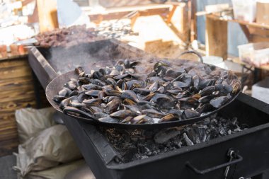 Taze ızgara tava, midye. Deniz açık havada barbekü. Piknik sağlıklı gıda, midye kabukları içinde. Çok geniş metalik pan pişirme midye kabukları.