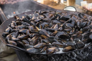 Taze ızgara tava, midye. Deniz açık havada barbekü. Piknik sağlıklı gıda, midye kabukları içinde. Çok geniş metalik pan pişirme midye kabukları.