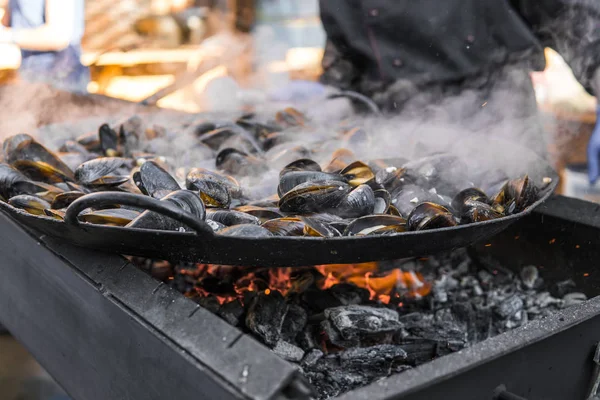 Taze ızgara tava, midye. Deniz açık havada barbekü. Piknik sağlıklı gıda, midye kabukları içinde. Çok geniş metalik pan pişirme midye kabukları.