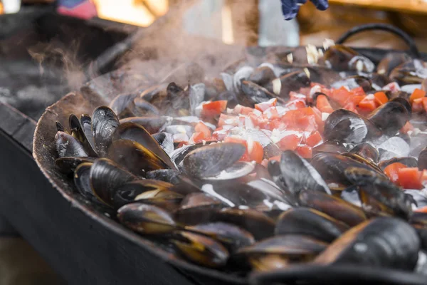 Taze ızgara tava, midye. Deniz açık havada barbekü. Piknik sağlıklı gıda, midye kabukları içinde. Çok geniş metalik pan pişirme midye kabukları.