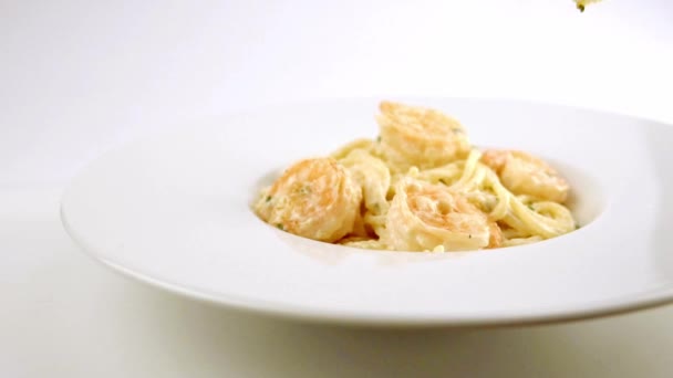 The cooked spaghetti pasta with a shrimp on a white plate decorating with a lemon. — Stock Video