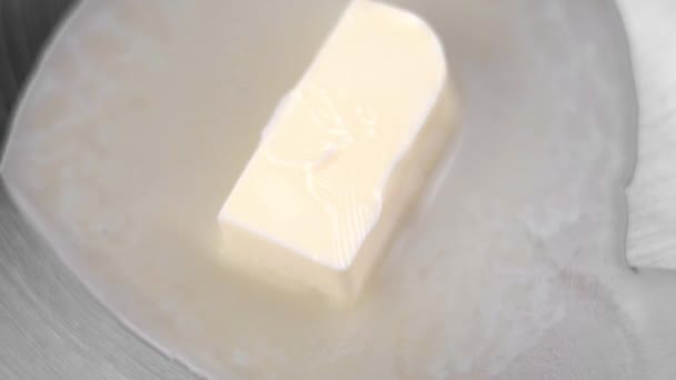 Manteiga Está Derretendo Uma Frigideira Metal Quente — Vídeo de Stock