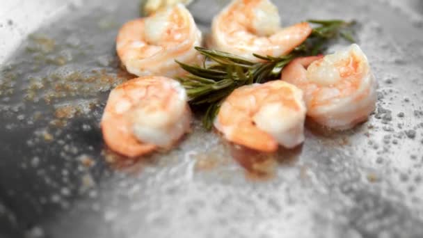 Close-up op een bak garnalen op een koekenpan met een knoflook en rozemarijn. — Stockvideo