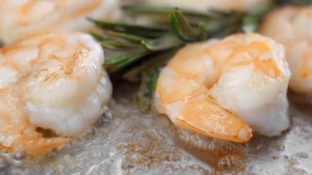 Fermer sur une friture de crevettes dans une poêle à frire avec ail et romarin . — Video