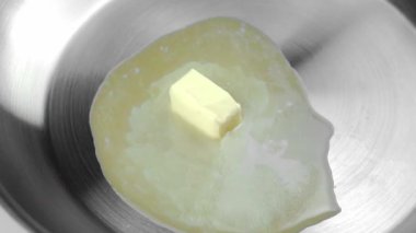 Bir sıcak metal kızartma tavada tereyağı erime