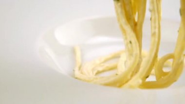 Bir karides ile pişmiş spagetti makarna beyaz bir tabağa konur.