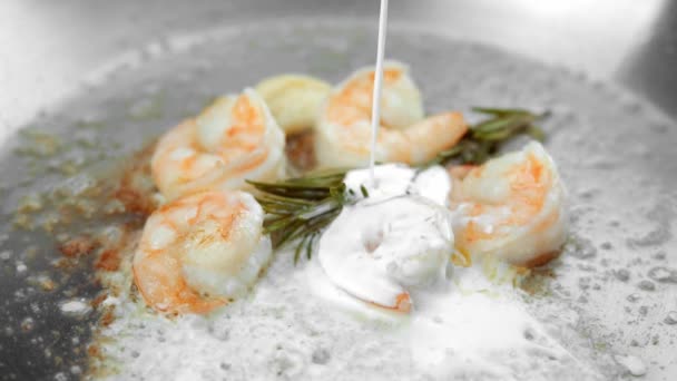 Addind 奶油煮虾配面糊在钢锅上. — 图库视频影像